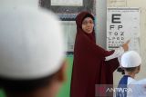 Petugas Kesehatan Masyarakat (Puskesmas) menggunakan  alat detektor kadar mengukur ketajaman penglihatan (Bagan Snellen)  saat pemeriksaan kesehatan mata murid  di Sekolah Dasar Negeri No.20 Banda Aceh, Aceh, Selasa (23/7/2024). Pemeriksaan kesehatan murid baru dan termasuk juga murid kelas VI yang bertepatan pada Hari Anak Nasional (HAN)  di sekolah tersebut,  merupakan agenda rutin setaiap tahun ajaran baru yang bertujuan  melindungi anak dari berbagai penyakit , sekolah sehat dan anak cerdas. ANTARA FOTO/Ampelsa.