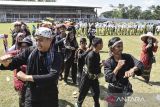 Pelajar mengikuti permainan tradsional atau âkaulinan barudakâ pada GebyarÂ Hari Anak Nasional di Stadion Dadaha, Kota Tasikmalaya, Jawa Barat, Selasa (23/7/2024). Kegiatan yang diikuti siswa TK, SD, SMP, SMA, dan SLB se-Kota Tasikmalaya itu untuk mendukung kota layak anak sekaligus mengampanyekan penolakan terhadap kekerasan pada anak. ANTARA FOTO/Adeng Bustomi/agr