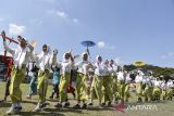 Pelajar mengikuti permainan tradsional atau “kaulinan barudak” saat Gebyar Hari Anak Nasional di Stadion Dadaha, Kota Tasikmalaya, Jawa Barat, Selasa (23/7/2024). Kegiatan yang diikuti siswa TK, SD, SMP, SMA, dan SLB se-Kota Tasikmalaya itu untuk mendukung kota layak anak sekaligus mengampanyekan penolakan terhadap kekerasan pada anak. ANTARA FOTO/Adeng Bustomi/agr