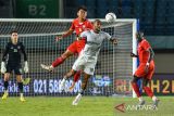 Pesepakbola Persib Bandung David Da Silva (tengah) berebut bola dengan Pesepakbola Borneo FC Komang Teguh (kiri) saat menjalani pertandingan laga kedua Grup A Piala Presiden di Stadion Si Jalak Harupat, Kabupaten Bandung, Jawa Barat, Senin (22/7/2024). Pertandingan tersebut dimenangkan oleh Borneo FC dengan skor 0-1. ANTARA FOTO/Raisan Al Farisi/agr
