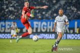 Pesepakbola Persib Bandung Gustavo Moreno (kanan) berebut bola dengan Pesepakbola Borneo FC Leo Gaucho (kiri) saat menjalani pertandingan laga kedua Grup A Piala Presiden di Stadion Si Jalak Harupat, Kabupaten Bandung, Jawa Barat, Senin (22/7/2024). Pertandingan tersebut dimenangkan oleh Borneo FC dengan skor 0-1. ANTARA FOTO/Raisan Al Farisi/agr
