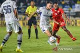 Pesepakbola Persib Bandung Marc Klok (kedua kiri) berebut bola dengan Pesepakbola Borneo FC Terens Puhiri (kanan) saat menjalani pertandingan laga kedua Grup A Piala Presiden di Stadion Si Jalak Harupat, Kabupaten Bandung, Jawa Barat, Senin (22/7/2024). Pertandingan tersebut dimenangkan oleh Borneo FC dengan skor 0-1. ANTARA FOTO/Raisan Al Farisi/agr
