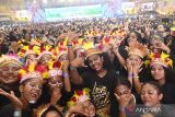 Sejumlah anak berpose saat menghadiri peringatan Hari Anak Nasional Ke-40 di Istora Papua Bangkit, Jayapura, Papua, Selasa (23/7/2024). Hari Anak Nasional bertema 