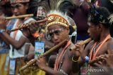 Sejumlah anak memainkan alat musik saat menyambut kedatangan Presiden di Istora Papua Bangkit, Jayapura, Rabu (23/7/2024). Presiden menghadiri peringatan Hari Anak Nasional Ke-40 bertema 