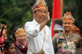 Presiden Joko Widodo menyapa anak-anak yang menyambutnya saat tiba di Istora Papua Bangkit, Jayapura, Rabu (23/7/2024). Presiden menghadiri peringatan Hari Anak Nasional Ke-40 bertema 