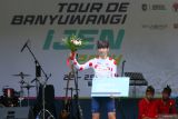 Pebalap Aisan Ishigami mendapatkan jersey polkadot pada Kejuaraan International Tour De Banyuwangi Ijen (ITDBI) 2024 di Banyuwangi, Jawa Timur, Rabu (24/7/2024). Jersey polkadot tersebut didapatkan Ishigami setelah memenangi kategori Stage Mountain Prime atau raja tanjakan pada etape ketiga ITDBI 2024 yang start dari Dusun Kakao Glenmore dan finish di depan Kantor Bupati Banyuwangi sejauh 166,8 kilometer. ANTARA Jatim/Budi Candra Setya/mas.