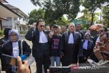 Mantan narapidana kasus pembunuhan Vina Cirebon Saka Tatal (tengah) bersama kuasa hukummya tiba di Pengadilan Negeri Cirebon untuk menjalani sidang Peninjauan Kembali (PK) di Cirebon, Jawa Barat, Rabu (24/7/2024). Saka Tatal yang telah bebas murni setelah menjalani hukuman 3 tahun 8 bulan itu mengajukan PK untuk memulihkan nama baiknya karena merasa tidak terlibat dalam kasus pembunuhan Vina dan Eky pada tahun 2016. ANTARA FOTO/Dedhez Anggara/agr