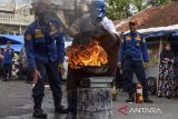 Pedagang pasar memadamkan api saat Simulasi Penanganan Kebakaran di Pasar Manis Ciamis, Kabupaten Ciamis, Jawa Barat, Rabu (24/7/2024). Simulasi yang melibatkan Himpunan Pedagang Pasar (HPP) Ciamis itu dalam ranggka memberikan pemahaman dan tata cara penanganan pertama memadamkan api saat terjadi bencana kebakaran di Lingkungan Pasar. ANTARA FOTO/Adeng Bustomi/agr