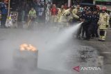 Petugas keamanan pasar bersama anggota Damkar Ciamis memadamkan api saat Simulasi Penanganan Kebakaran di Pasar Manis Ciamis, Kabupaten Ciamis, Jawa Barat, Rabu (24/7/2024). Simulasi yang melibatkan Himpunan Pedagang Pasar (HPP) Ciamis itu dalam ranggka memberikan pemahaman dan tata cara penanganan pertama memadamkan api saat terjadi bencana kebakaran di Lingkungan Pasar. ANTARA FOTO/Adeng Bustomi/agr