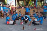 Sejumlah anak memperagakan permainan tradisional saat Rare Bali Festival 2024 di Taman Budaya Bali, Denpasar, Bali, Selasa (23/7/2024). Kegiatan yang digelar oleh Yayasan Penggak Men Mersi pada 23-24 Juli 2024 tersebut untuk pelestarian budaya permainan tradisional sekaligus merayakan Hari Anak Nasional. ANTARA FOTO/Nyoman Hendra Wibowo/wsj.