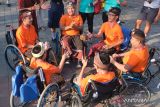 Sejumlah anak memperagakan permainan tradisional saat Rare Bali Festival 2024 di Taman Budaya Bali, Denpasar, Bali, Selasa (23/7/2024). Kegiatan yang digelar oleh Yayasan Penggak Men Mersi pada 23-24 Juli 2024 tersebut untuk pelestarian budaya permainan tradisional sekaligus merayakan Hari Anak Nasional. ANTARA FOTO/Nyoman Hendra Wibowo/wsj.