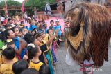 Sejumlah anak menyaksikan atraksi barong saat Rare Bali Festival 2024 di Taman Budaya Bali, Denpasar, Bali, Selasa (23/7/2024). Kegiatan yang digelar oleh Yayasan Penggak Men Mersi pada 23-24 Juli 2024 tersebut untuk pelestarian budaya permainan tradisional sekaligus merayakan Hari Anak Nasional. ANTARA FOTO/Nyoman Hendra Wibowo/wsj.