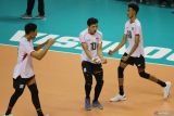 Pevoli Timnas Indonesia Farchan Vachrezy (tengah) berselebrasi bersama rekannya Krisna (kiri) dan Agustino (kanan) usai meraih poin melawan Timnas Hongkong pada pertandingan babak penyisihan pul A, AVC U-20 atau Kejuaraan Bola Voli Asia Putra U-20 ke-22 (22nd Asian Men's Volleyball Championship) di DBL Arena, Surabaya, Jawa Timur, Selasa (23/7/2024). Indonesia mengalahkan Hongkong dengan skor 3-0 (25-10, 25-21, 25-14). ANTARA Jatim/Moch Asim/um.