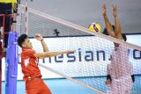 Pevoli Timnas Indonesia Darda Mulya (kiri) melakukan smes yang berusaha diblok pevoli Timnas Arab Saudi J. Almuhanna (kanan) pada babak penyisihan pool A 22nd Asian Men's Volleyball Championship (AVC U-20) di Jawa Pos Arena, Surabaya, Jawa Timur, Rabu (24/7/2024). Indonesia mengalahkan Arab Saudi dengan skor 3-0 (25-20, 25-13, dan 25-19). Antara Jatim/Rizal Hanafi/um