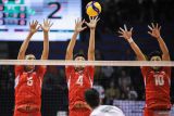 Pevoli Timnas Indonesia Dawuda Alaihi (kiri), Darda Mulya (kedua kiri), dan Farchan Vachrezy (kanan) berusaha memblok bola dari pevoli Timnas Arab Saudi Hassan Alsalam (kedua kanan) pada babak penyisihan pool A 22nd Asian Men's Volleyball Championship (AVC U-20) di Jawa Pos Arena, Surabaya, Jawa Timur, Rabu (24/7/2024). Indonesia mengalahkan Arab Saudi dengan skor 3-0 (25-20, 25-13, dan 25-19). Antara Jatim/Rizal Hanafi/um