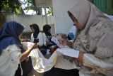 Warga mengikuti pelatihan membatik di pelataran Balai Latihan Koperasi dan UKM di Kota Bengkuku, Bengkulu, Rabu (24/7/2024). Dinas Koperasi Dan UMKM Provinsi Bengkulu melatih  30 warga yang berasal dari seluruh Kabupaten/Kota dalam rangka mengembangkan kompetensi kerja sebagai salah satu upaya Pemerintah untuk menurunkan jumlah kemiskinan. ANTARA FOTO/Muhammad Izfaldi