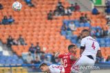 Pesepakbola Borneo FC Ronaldo De Souza (kedua kanan) berebut bola dengan Pesepakbola PSM Makassar Yuran Fernandes (kanan) saat menjalani pertandingan laga pertama Grup A Piala Presiden di Stadion Si Jalak Harupat, Kabupaten Bandung, Jawa Barat, Kamis (25/7/2024). Pertandingan tersebut berakhir imbang dengan skor 1-1. ANTARA FOTO/Raisan Al Farisi/agr