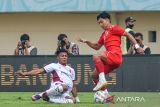 Pesepakbola Borneo FC Dandy Sonriza (kanan) berebut bola dengan Pesepakbola PSM Makassar Abdul Rahman (kiri) saat menjalani pertandingan laga pertama Grup A Piala Presiden di Stadion Si Jalak Harupat, Kabupaten Bandung, Jawa Barat, Kamis (25/7/2024). Pertandingan tersebut berakhir imbang dengan skor 1-1. ANTARA FOTO/Raisan Al Farisi/agr