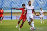 Pesepakbola Borneo FC Tegar Islami (kiri) berebut bola dengan Pesepakbola PSM Makassar Yuran Fernandes (kanan) saat menjalani pertandingan laga pertama Grup A Piala Presiden di Stadion Si Jalak Harupat, Kabupaten Bandung, Jawa Barat, Kamis (25/7/2024). Pertandingan tersebut berakhir imbang dengan skor 1-1. ANTARA FOTO/Raisan Al Farisi/agr