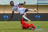 Pesepakbola Borneo FC Dwiky Aris (kanan) melakukan tekling kepada Pesepakbola PSM Makassar Latyr Fall (kiri) saat menjalani pertandingan laga pertama Grup A Piala Presiden di Stadion Si Jalak Harupat, Kabupaten Bandung, Jawa Barat, Kamis (25/7/2024). Pertandingan tersebut berakhir imbang dengan skor 1-1. ANTARA FOTO/Raisan Al Farisi/agr