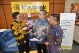 Kepala Kantor Bursa Efek Indonesia Sumatera Utara M Pintor Nasution (kiri), berbincang dengan Presiden Direktur Maybank Sekuritas Wilianto Ie (tengah), dan Regional Head Investment Management of Maybank Investment Banking Group Badrul Hisyam bin Abu Bakar (kanan) saat acara peresmian kantor cabang baru Maybank Sekuritas di Medan, Sumatera Utara, Kamis (25/7/2024).