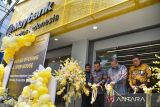 Kepala Kantor Bursa Efek Indonesia Sumatera Utara M Pintor Nasution (kanan) bersama Presiden Direktur Maybank Sekuritas Wilianto Ie (tengah) dan Regional Head Investment Management of Maybank Investment Banking Group Badrul Hisyam bin Abu Bakar (kiri) memotong pita saat acara peresmian kantor cabang baru Maybank Sekuritas di Medan, Sumatera Utara, Kamis (25/7/2024).