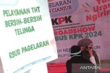 Petugas kesehatan memeriksa kesehatan telinga di Pendopo Kabupaten Cianjur, Jawa Barat, Kamis (25/7/2024). Sejumlah pelayanan publik seperti perekaman KTP elektronik, pemeriksaan THT, layanan UPTD PPA, pelayanan pajak daerah dan gerakan pangan murah digelar untuk memeriahkan Jelajah Negeri bus KPK di Cianjur yang berlangsung hingga 28 Juli 2024. ANTARA FOTO/Henry Purba/agr
