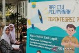 Siswa menunggu antrean sebelum perekaman KTP elektronik di Pendopo Kabupaten Cianjur, Jawa Barat, Kamis (25/7/2024). Sejumlah pelayanan publik seperti perekaman KTP elektronik, pemeriksaan THT, layanan UPTD PPA, pelayanan pajak daerah dan gerakan pangan murah digelar untuk memeriahkan Jelajah Negeri bus KPK di Cianjur yang berlangsung hingga 28 Juli 2024. ANTARA FOTO/Henry Purba/agr
