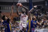 Pebasket Prawira Harum Bandung Brandone Francis (kanan) dan Hans Abraham (kiri) berusaha menghadang pebasket Pelita Jaya Jakarta Jerome Anthony Jr (tengah) saat pertandingan semifinal IBL 2024 di GOR C-tra Prawira Arena, Bandung, Jawa Barat, Kamis (25/7/2024). Pelita Jaya Jakarta menang atas Prawira Harum Bandung dengan skor 84-80. ANTARA FOTO/M Agung Rajasa/agr