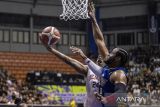 Pebasket Prawira Harum Bandung Antonio K. Hester (kanan) berusaha menghadang lemparan bola dari pebasket Pelita Jaya Jakarta Justin Donta B (kiri) saat pertandingan semifinal IBL 2024 di GOR C-tra Prawira Arena, Bandung, Jawa Barat, Kamis (25/7/2024). Pelita Jaya Jakarta menang atas Prawira Harum Bandung dengan skor 84-80. ANTARA FOTO/M Agung Rajasa/agr