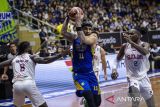 Pebasket Pelita Jaya Jakarta James L Dickey III (kanan), Jerome Anthony Jr (kiri) berusaha menghadang laju pebasket Prawira Harum Bandung Brandone Francis (tengah) saat pertandingan semifinal IBL 2024 di GOR C-tra Prawira Arena, Bandung, Jawa Barat, Kamis (25/7/2024). Pelita Jaya Jakarta menang atas Prawira Harum Bandung dengan skor 84-80. ANTARA FOTO/M Agung Rajasa/agr