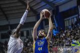 Pebasket Pelita Jaya Jakarta James L Dickey III (kiri) berusaha menghadang lemparan bola dari pebasket Prawira Harum Bandung Manuel A. Suarez (kanan) saat pertandingan semifinal IBL 2024 di GOR C-tra Prawira Arena, Bandung, Jawa Barat, Kamis (25/7/2024). Pelita Jaya Jakarta menang atas Prawira Harum Bandung dengan skor 84-80. ANTARA FOTO/M Agung Rajasa/agr