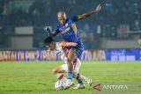 Pesepakbola Persib Bandung David Da Silva (kanan) berebut bola dengan Pesepakbola Persis Solo Sho Yamamoto (kiri) saat menjalani pertandingan laga kedua Grup A Piala Presiden di Stadion Si Jalak Harupat, Kabupaten Bandung, Jawa Barat, Kamis (25/7/2024). Persis Solo mengalahkan Persib Bandung dengan skor 1-0. ANTARA FOTO/Raisan Al Farisi/agr