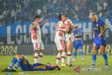 Pesepakbola Persis Solo melakukan seleberasi usai menang atas Persib Bandung pada pertandingan laga kedua Grup A Piala Presiden di Stadion Si Jalak Harupat, Kabupaten Bandung, Jawa Barat, Kamis (25/7/2024). Persis Solo mengalahkan Persib Bandung dengan skor 1-0. ANTARA FOTO/Raisan Al Farisi/agr