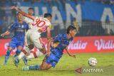 Pesepakbola Persib Bandung Ryan Kurnia (kanan) berebut bola dengan Pesepakbola Persis Solo Eky Taufik (kiri) saat menjalani pertandingan laga kedua Grup A Piala Presiden di Stadion Si Jalak Harupat, Kabupaten Bandung, Jawa Barat, Kamis (25/7/2024). Persis Solo mengalahkan Persib Bandung dengan skor 1-0. ANTARA FOTO/Raisan Al Farisi/agr