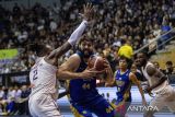 Pebasket Pelita Jaya Jakarta James L Dickey III (kiri) berusaha menghadang laju pebasket Prawira Harum Bandung Manuel A. Suarez (kedua kiri) saat pertandingan semifinal IBL 2024 di GOR C-tra Prawira Arena, Bandung, Jawa Barat, Kamis (25/7/2024). Pelita Jaya Jakarta menang atas Prawira Harum Bandung dengan skor 84-80. ANTARA FOTO/M Agung Rajasa/agr