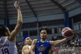 Pebasket Prawira Harum Bandung Yudha Saputera (kanan) berusaha mengoper bola dibayangi pebasket Pelita Jaya Jakarta Reza F. Guntara (kiri) dan Andakara Prastawa D. (kedua kiri) saat pertandingan semifinal IBL 2024 di GOR C-tra Prawira Arena, Bandung, Jawa Barat, Kamis (25/7/2024). Pelita Jaya Jakarta menang atas Prawira Harum Bandung dengan skor 84-80. ANTARA FOTO/M Agung Rajasa/agr