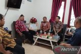 Kepala Biro Perum LKBN Antara Babel Joko Susilo saat menerima kunjungan Kepala Diskominfotik Kabupaten Bangka Teddy Sudarsono  beserta Kabid IKP, Fachrobi, Pranata Humas Ahli Muda, Eddo Richardo dan M. Khadafi di Kantor Perum LKBN Antara Bangka Belitung pada Kamis (25/7). (babel.antaranews.com/Rustam)