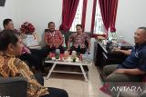 Kepala Biro Perum LKBN Antara Babel Joko Susilo saat menerima kunjungan Kepala Diskominfotik Kabupaten Bangka Teddy Sudarsono  beserta Kabid IKP, Fachrobi, Pranata Humas Ahli Muda, Eddo Richardo dan M. Khadafi di Kantor Perum LKBN Antara Bangka Belitung pada Kamis (25/7). (babel.antaranews.com/Rustam)