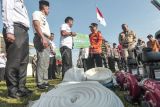 Gubernur Jambi Al Haris (tengah) menyerahkan bantuan alat operasional pembasahan secara simbolis kepada perwakilan desa/kelurahan usai Apel Siaga Bencana Kebakaran Hutan dan Lahan (Karhutla) Provinsi Jambi 2024 di Jambi, Rabu (24/7/2024). Provinsi Jambi menetapkan status siaga darurat karhutla sebagai upaya pencegahan yang berlaku mulai 19 Juli sampai 31 Oktober 2024. ANTARA FOTO/Wahdi Septiawan/aww.