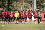 Sejumlah pesepak bola Timnas Indonesia mengikuti latihan jelang pertandingan semifinal ASEAN U-19 Boys Championship atau AFF U-19 di Lapangan THOR, Surabaya, Jawa Timur, Jumat (26/7/2024). Timnas Indonesia akan bertemu Timnas Malaysia pada babak semifinal ASEAN U-19 Boys Championship atau AFF U-19 di Stadion Gelora Bung Tomo pada Sabtu (27/7). Antara Jatim/Rizal Hanafi/um