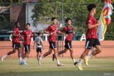 Sejumlah pesepak bola Timnas Indonesia mengikuti latihan jelang pertandingan semifinal ASEAN U-19 Boys Championship atau AFF U-19 di Lapangan THOR, Surabaya, Jawa Timur, Jumat (26/7/2024). Timnas Indonesia akan bertemu Timnas Malaysia pada babak semifinal ASEAN U-19 Boys Championship atau AFF U-19 di Stadion Gelora Bung Tomo pada Sabtu (27/7). Antara Jatim/Rizal Hanafi/um