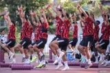 Sejumlah pesepak bola Timnas Indonesia mengikuti latihan jelang pertandingan semifinal ASEAN U-19 Boys Championship atau AFF U-19 di Lapangan THOR, Surabaya, Jawa Timur, Jumat (26/7/2024). Timnas Indonesia akan bertemu Timnas Malaysia pada babak semifinal ASEAN U-19 Boys Championship atau AFF U-19 di Stadion Gelora Bung Tomo pada Sabtu (27/7). Antara Jatim/Rizal Hanafi/um