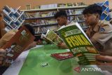 Siswa membaca buku di Perpustakaan SMA Negeri 2 Ciamis, Kabupaten Ciamis, Jawa Barat, Jumat (26/7/2024). Kementerian Pendidikan Kebudayaan Riset dan Teknologi menghapus jurusan Ilmu Pengetahuan Alam (IPA), Ilmu Pengetahuan Sosial (IPS) dan Bahasa di jenjang pendidikan SMA pada tahun ajaran 2024/2025 dengan menerapkan kurikulum merdeka. ANTARA FOTO/Adeng Bustomi/agr