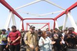 Bupati Kediri Hanindhito Himawan Pramana (ketiga kiri) menyapa warga saat peresmian jembatan Jongbiru di Kediri, Jawa Timur, Jumat (26/7/2024). Jembatan Jongbiru yang dibangun dengan anggaran sebesar Rp27 miliar dari Anggaran Pendapatan Belanja Negara (APBN) tahun 2023-2024 tersebut telah diresmikan sebagai upaya mendukung lalu lintas kendaraan menuju bandara Dhoho sekaligus penghubung antara kota dengan kabupaten Kediri. ANTARA Jatim/Prasetia Fauzani/mas.