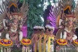 Sejumlah anak menampilkan Tari Sekar Jempiring saat Festival Anak Denpasar 2024 di Taman Kota Denpasar, Bali, Kamis (25/7/2024). Kegiatan yang digelar oleh Pemerintah Kota Denpasar tersebut guna menumbuhkan sikap, akhlak, dan karakter yang baik serta meningkatkan rasa percaya diri anak. ANTARA FOTO/Nyoman Hendra Wibowo/wsj.