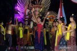 Sejumlah anak menampilkan kesenian permainan tradisional saat Festival Anak Denpasar 2024 di Taman Kota Denpasar, Bali, Kamis (25/7/2024). Kegiatan yang digelar oleh Pemerintah Kota Denpasar tersebut guna menumbuhkan sikap, akhlak, dan karakter yang baik serta meningkatkan rasa percaya diri anak. ANTARA FOTO/Nyoman Hendra Wibowo/wsj.