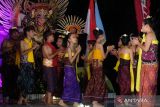 Sejumlah anak menampilkan kesenian permainan tradisional saat Festival Anak Denpasar 2024 di Taman Kota Denpasar, Bali, Kamis (25/7/2024). Kegiatan yang digelar oleh Pemerintah Kota Denpasar tersebut guna menumbuhkan sikap, akhlak, dan karakter yang baik serta meningkatkan rasa percaya diri anak. ANTARA FOTO/Nyoman Hendra Wibowo/wsj.