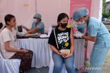 Tenaga kesehatan memberikan pelayanan imunisasi kanker leher rahim kepada seorang remaja di Denpasar, Bali, Kamis (25/7/2024). Kegiatan yang digelar Bio Farma berkolaborasi dengan Klinik Utama Vidyan Medika tersebut memberikan pelayanan imunisasi kanker leher rahim secara gratis untuk 250 orang dalam rangka memperingati Hari Anak Nasional. ANTARA FOTO/Nyoman Hendra Wibowo/wsj.