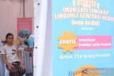 Tenaga kesehatan memberikan pelayanan imunisasi kanker leher rahim kepada seorang remaja di Denpasar, Bali, Kamis (25/7/2024). Kegiatan yang digelar Bio Farma berkolaborasi dengan Klinik Utama Vidyan Medika tersebut memberikan pelayanan imunisasi kanker leher rahim secara gratis untuk 250 orang dalam rangka memperingati Hari Anak Nasional. ANTARA FOTO/Nyoman Hendra Wibowo/wsj.